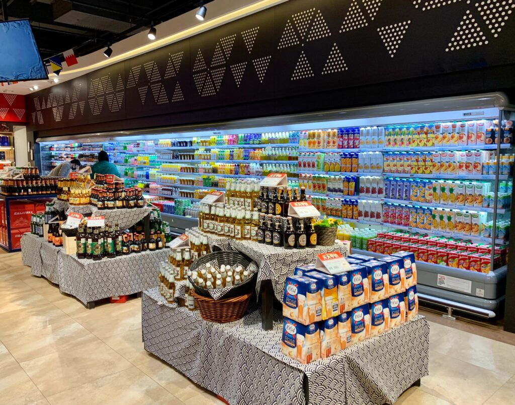 Photo of a micro market convenience store. Photo by 卓倩 李 on Unsplash.